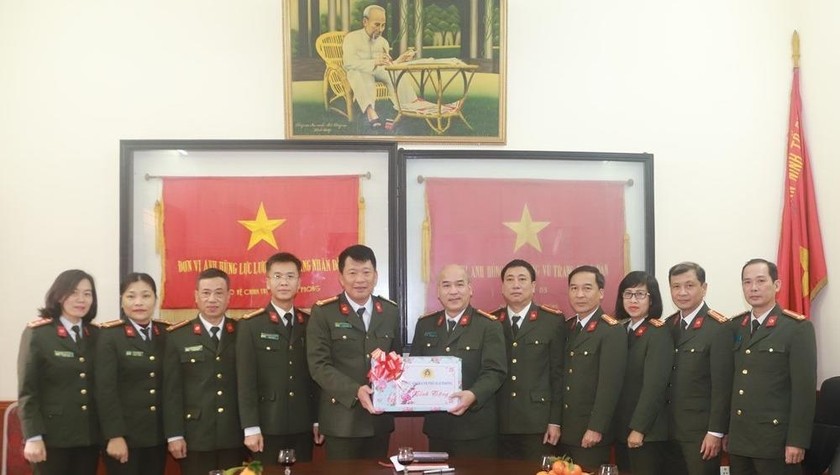 Phó Giám đốc CATP Hải Phòng Đào Quang Trường trao quà tặng CBCS Phòng An ninh đối ngoại – CATP.