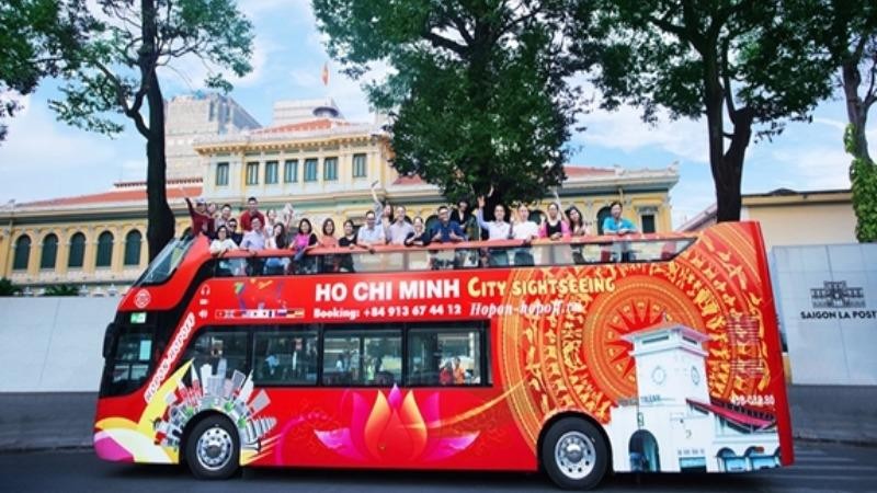 Du khách tham quan TP Hồ Chí Minh bằng xe buýt hai tầng.