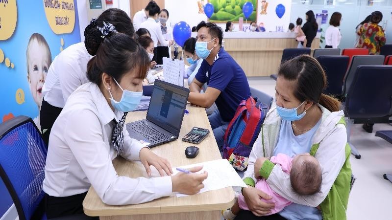 Đông đảo khách hàng quan tâm đến gói vắc xin trong ngày khai trương VNVC Long Thành.