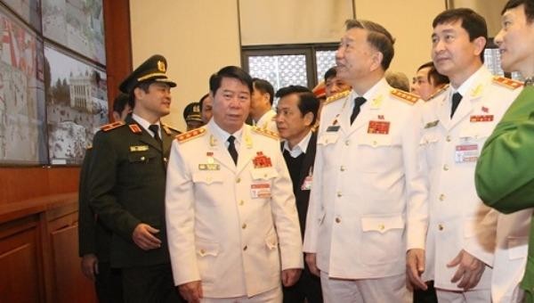 Bộ trưởng Bộ Công an Tô Lâm kiểm tra công tác ứng trực bảo vệ an ninh, trật tự Đại hội Đảng.
