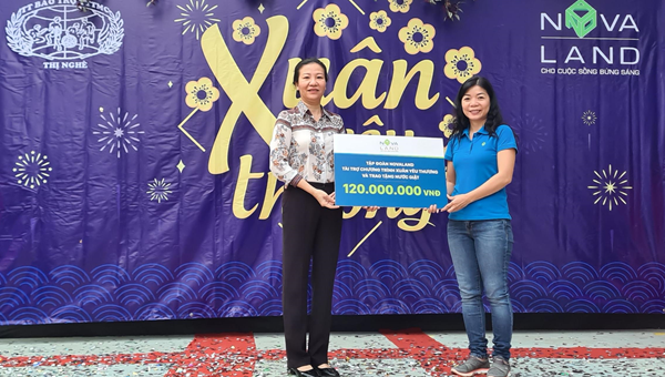Bà Trần Thị Thanh Hằng, Giám đốc Trung tâm bảo trợ trẻ em tàn tật mồ côi Thị Nghè nhận tài trợ từ bà Hoàng Thu Châu, đại diện Nova Group.