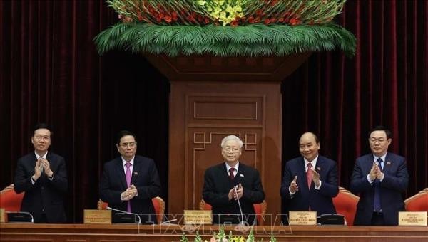 Tổng Bí thư, Chủ tịch nước Nguyễn Phú Trọng với Đoàn Chủ tịch Hội nghị lần thứ nhất Ban Chấp hành Trung ương Đảng khóa XIII. 