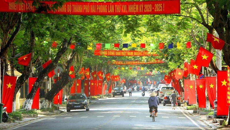 Đường phố Hải Phòng được trang trí chào mừng Đại hội Đảng.