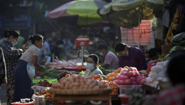 Người dân họp chợ ở Yangon,Myanmar.Ảnh:REUTERS