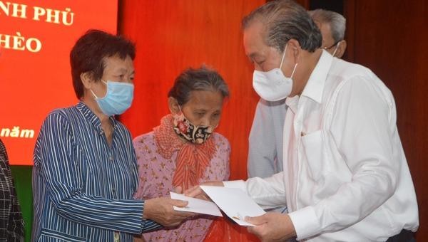 Phó Thủ tướng Thường trực Trương Hòa Bình trao quà cho hộ nghèo.