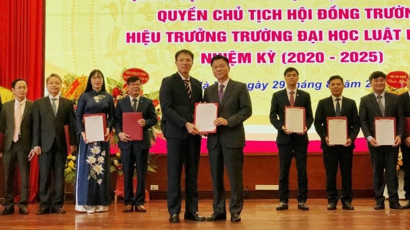 Bộ trưởng Bộ Tư pháp Lê Thành Long trao Quyết định công nhận  Hiệu trưởng Trường Đại học Luật Hà Nội cho Tiến sỹ Đoàn Trung Kiên.
