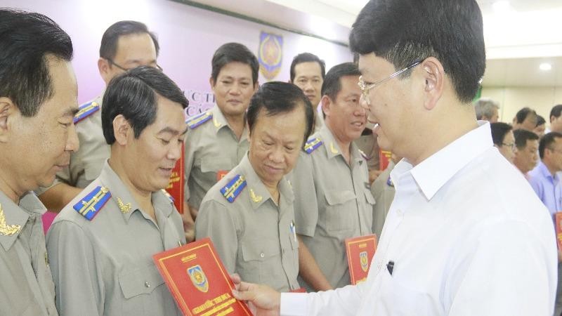 Thứ trưởng Bộ Tư pháp Nguyễn Thanh Tịnh trao giao ước thi đua cho Cục Thi hành án dân sự  TP Cần Thơ.