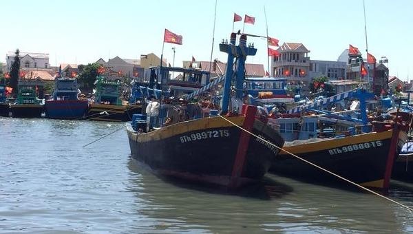 Tàu cá BTh 98972-TS do ông Dương Quốc Tuấn làm thuyền trưởng đã cứu vớt được 2 người ở tàu cá bị nạn và đưa vào bờ cấp cứu. Ảnh Báo Thanh niên
