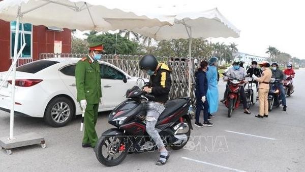 Lực lượng chức năng tại chốt kiểm soát cổng khu công nghiệp Đại An, phường Tứ Minh, TP Hải Dương.