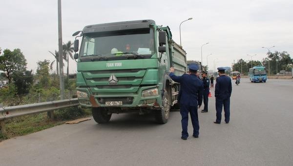 Xử phạt 50 xe quá tải trên cầu Thăng Long trong vòng 1 tháng. Ảnh Báo Dân sinh.