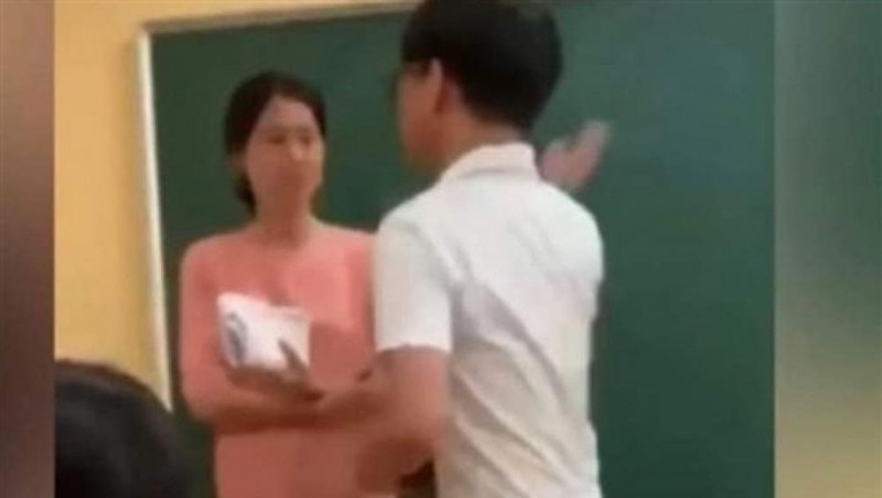 Clip học sinh tát giáo viên gây phẫn nộ trên mạng xã hội. (Ảnh cắt từ clip).