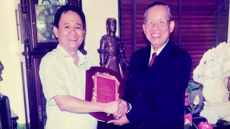 Thạc sĩ Đặng Ngọc Luyến, thời điểm là Phó Tổng Biên tập thường trực Báo PLVN đã trao tận tay nguyên Phó Thủ tướng Trương Vĩnh Trọng Danh hiệu Cống hiến cho nghề luật sư do Báo PLVN  bình chọn.