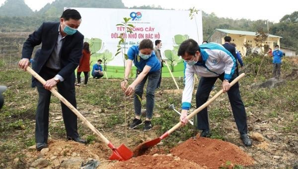 Các đại biểu tham gia trồng cây tại lễ phát động “Tết trồng cây đời đời nhớ ơn Bác Hồ” Xuân Tân Sửu 2021.
