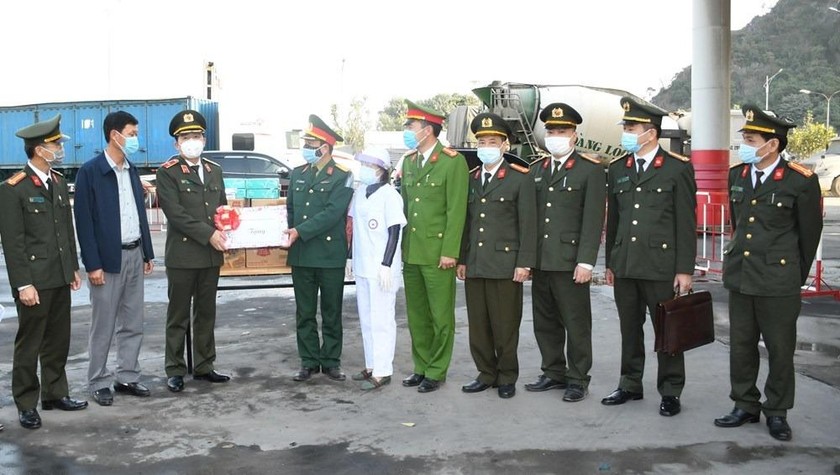 Giám đốc Công an TP Hải Phòng Vũ Thanh Chương tặng quà Chốt kiểm soát dịch tại cầu Đá Bạc, huyện Thủy Nguyên.