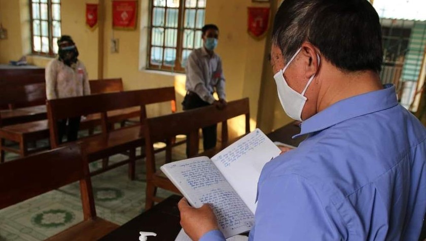 Ông Nguyễn Văn Khoái – Trưởng thôn Đào Xá và các thành viên Tổ Covid-19 cộng đồng đang chuẩn bị phát bản tin trên loa phát thanh.