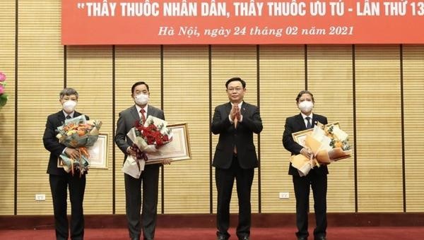 Bí thư Thành ủy Hà Nội Vương Đình Huệ trao danh hiệu "Thầy thuốc nhân dân" cho các cá nhân.
