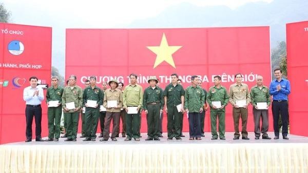 Lãnh đạo T.Ư Đoàn trao quà cho người dân huyện Vị Xuyên, tỉnh Hà Giang tại chương trình Tháng ba biên giới năm 2019.