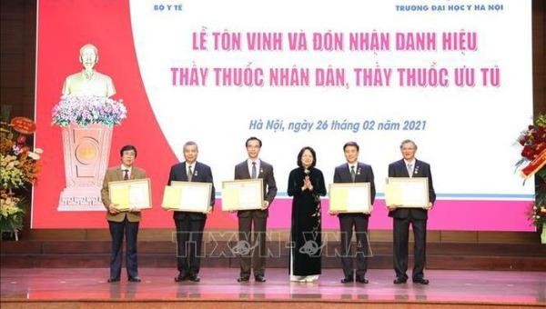 Phó Chủ tịch nước Đặng Thị Ngọc Thịnh trao Danh hiệu Thầy thuốc nhân dân cho 5 cá nhân thuộc Đại học Y Hà Nội.