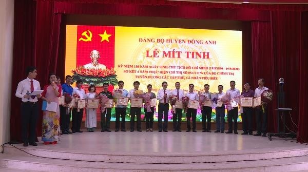 Khen thưởng các cá nhân có thành tích trong học tập và làm theo tư tưởng, đạo đức, phong cách Hồ Chí Minh ở huyện Đông Anh, Hà Nội.