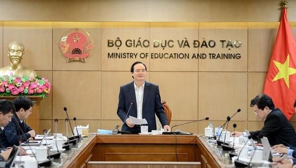 Bộ trưởng Bộ GD&ĐT Phùng Xuân Nhạ phát biểu chỉ đạo tại cuộc họp.