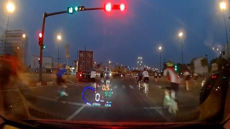 Đoàn xe đạp thể thao vượt đèn đỏ trên đại lộ Sài Gòn.