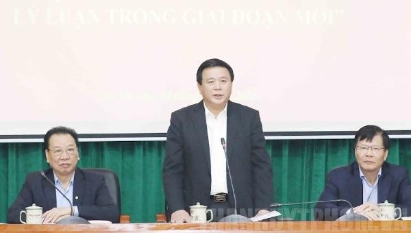Ủy viên Bộ Chính trị, Chủ tịch Hội đồng Lý luận Trung ương Nguyễn Xuân Thắng phát biểu tại Hội thảo.