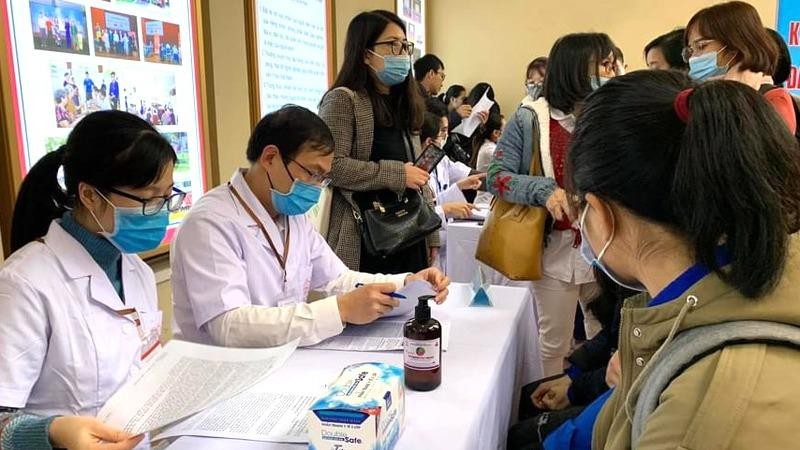 Tư vấn cho các tình nguyện viên tham gia đăng ký thử nghiệm tiêm vắc xin ngừa Covid-19 của Việt Nam.