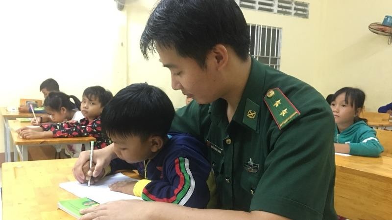 Thầy giáo “quân hàm xanh” tận tình dạy chữ cho trẻ em vùng biên giới.