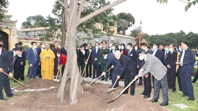 Tổng Bí thư, Chủ tịch nước Nguyễn Phú Trọng trồng cây lưu niệm tại Khu Di sản Hoàng thành Thăng Long. 