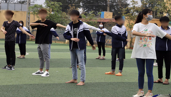 Một số học sinh Trường THPT Lê Quý Đôn (Thanh Miện) không đeo khẩu trang trong giờ học thể dục.