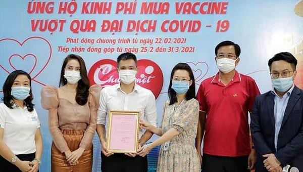 Công Vinh - Thủy Tiên ủng hộ "Quỹ triệu trái tim - Một tấm lòng - Vắc xin vượt qua Covid-19".