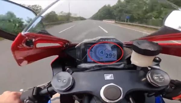 Hình ảnh tài xế xe mô tô phân khối lớn chạy tốc độ gần 300km/h. (Ảnh cắt từ clip).