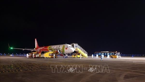 Máy bay chở hành khách Việt Nam xuất phát từ Nhật Bản hạ cánh xuống sân bay quốc tế Vân Đồn. Ảnh: TTXVN.
