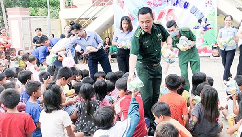 Thượng úy Lê Thừa Văn thường xuyên tổ chức các hoạt động thiện nguyện vì cuộc sống cộng đồng tại các thôn, bản do mình phụ trách. 