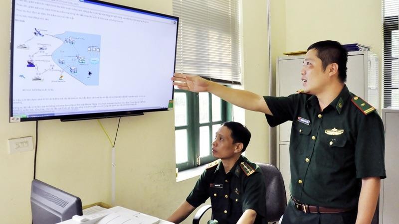Đồn Biên phòng cửa khẩu cảng Cẩm Phả kiểm soát xuất nhập cảnh của tàu thuyền qua phần mềm quản lý điện tử.