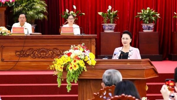 Chủ tịch Quốc hội Nguyễn Thị Kim Ngân phát biểu tại buổi tiếp xúc, làm việc với cán bộ TP Cần Thơ.