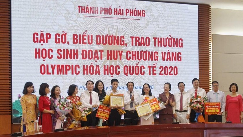 Lãnh đạo TP Hải Phòng khen thưởng cho học sinh đoạt Huy chương Vàng Olympic Hóa quốc tế và thầy cô giáo Trường THPT chuyên Trần Phú.