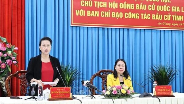 Chủ tịch Quốc hội Nguyễn Thị Kim Ngân phát biểu tại buổi làm việc.