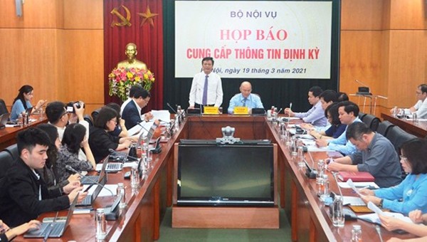 Thứ trưởng Bộ Nội vụ Nguyễn Duy Thăng trả lời báo chí.
