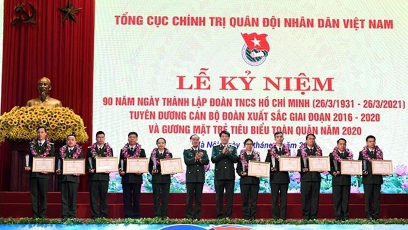 Đại tướng Lương Cường và Thượng tướng Trần Đơn trao Bằng khen của Bộ trưởng Bộ Quốc phòng tặng biểu trưng 10 gương mặt trẻ tiêu biểu toàn quân năm 2020.