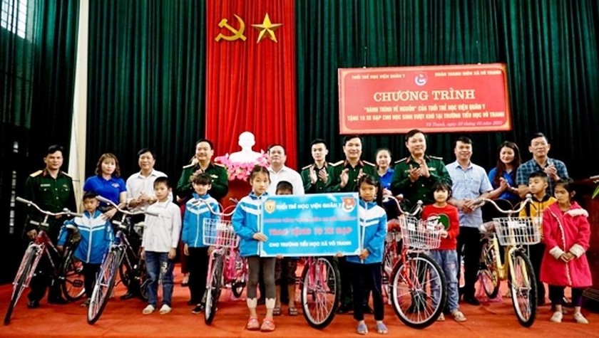 Lãnh đạo Học viện Quân y trao 10 chiếc xe đạp cho các em học sinh trường Tiểu học xã Vô Tranh.
