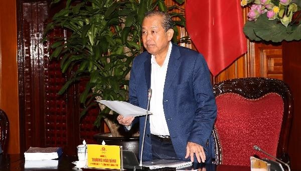 Phó Thủ tướng Thường trực Chính phủ Trương Hòa Bình phát biểu tại cuộc họp.