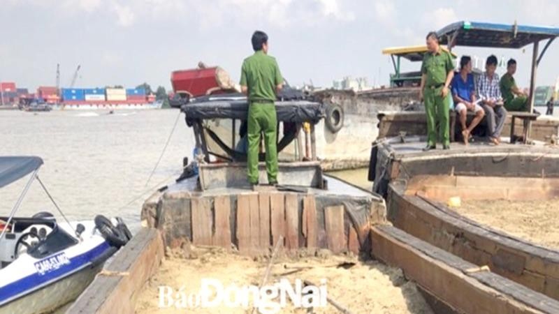 Công an bắt giữ một vụ khai thác cát trên sông Đồng Nai.