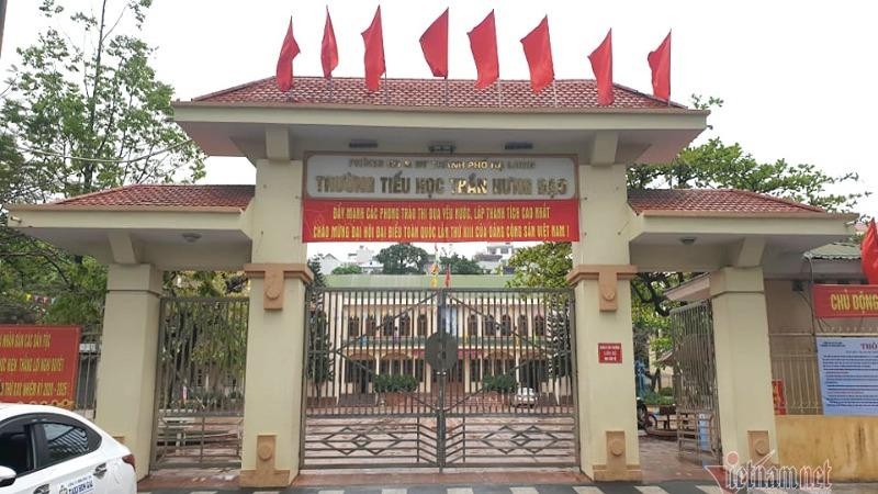 Trường Tiểu học Trần Hưng Đạo cho học sinh nghỉ vì có học sinh liên quan đến bệnh nhân Covid-19. Ảnh Vietnamnet.