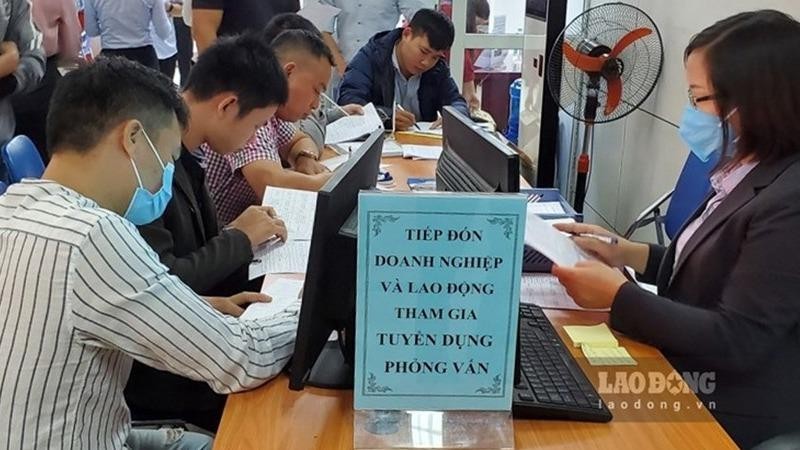 Nhiều người lao động có mặt từ sớm trong phiên giao dịch việc làm diễn ra tại Trung tâm Dịch vụ việc làm Hà Nội. Ảnh Lao động. 
