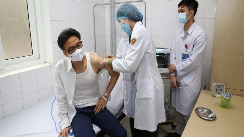 Phó Thủ tướng Vũ Đức Đam được các cán bộ y tế tiêm mũi 2 vắc xin Nano covax.