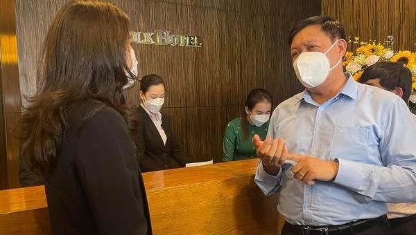 Thứ trưởng Bộ Y tế Đỗ Xuân Tuyên đi kiểm tra cách ly tại khách sạn ở TP.HCM vào sáng 26/3.