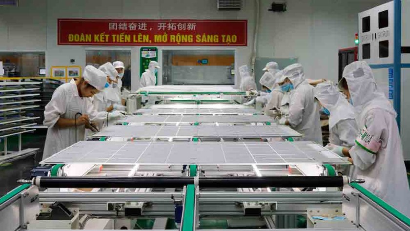 Dây chuyền sản xuất tấm pin năng lượng mặt trời tại Công ty TNHH Vina Solar Technology (KCN Vân Trung, Việt Yên). Ảnh Báo Bắc Giang.