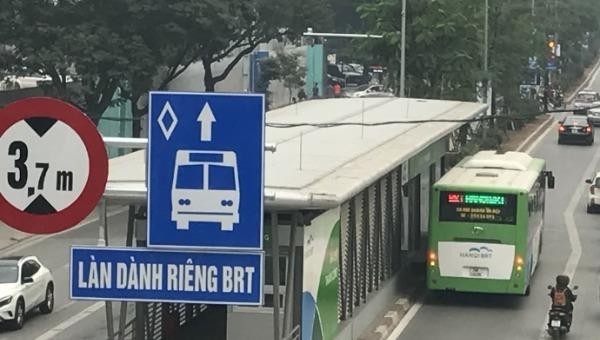 Buýt nhanh BRT gây ra nhiều phản ứng trái chiều trong dư luận.