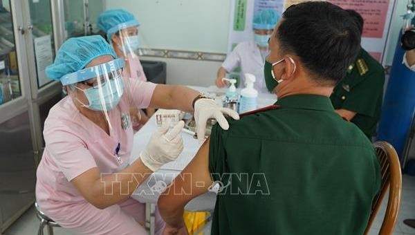 Cán bộ y tế tiến hành tiêm vaccine ngừa COVID-19 cho cán bộ biên phòng Tây Ninh. Ảnh TTXVN.